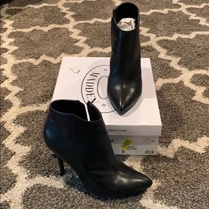 Like NEW in box Steve Madden Black booties size 9